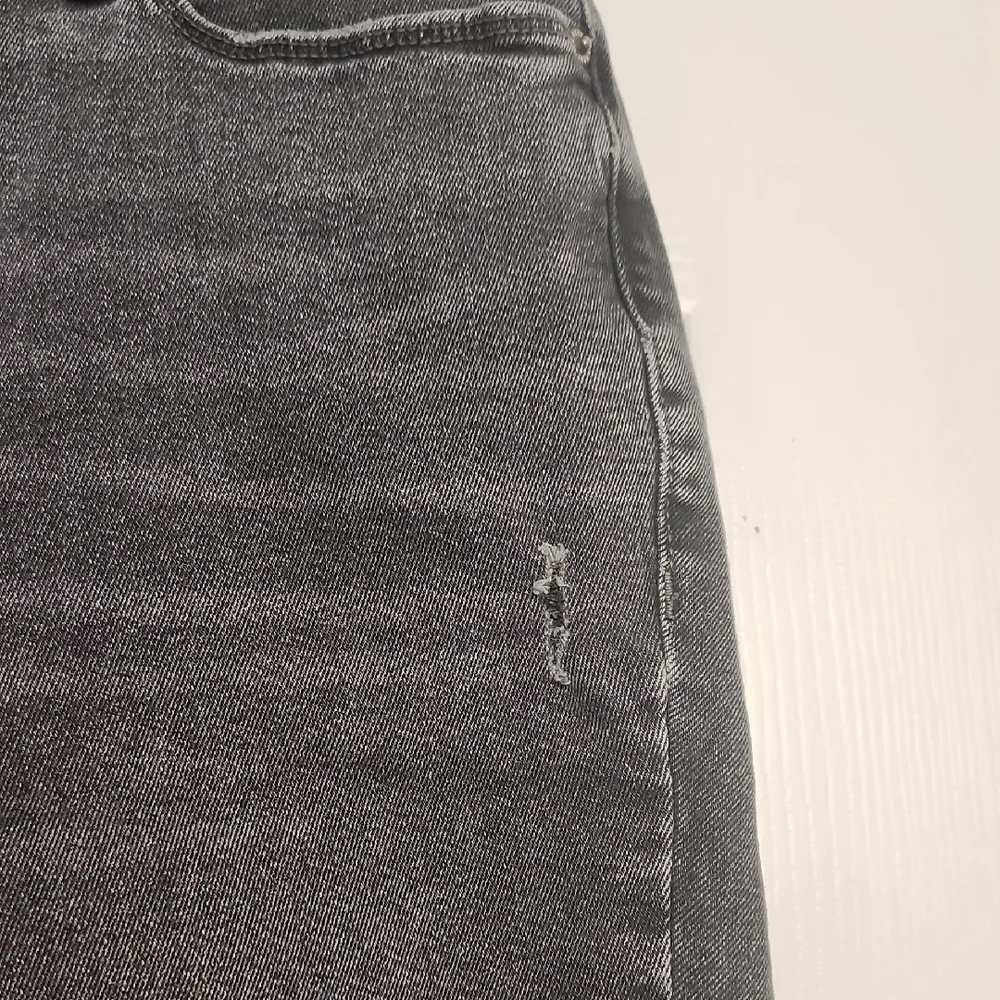 Old Navy Charcoal Distressed Cropped Jeans - Picture 4 of 13